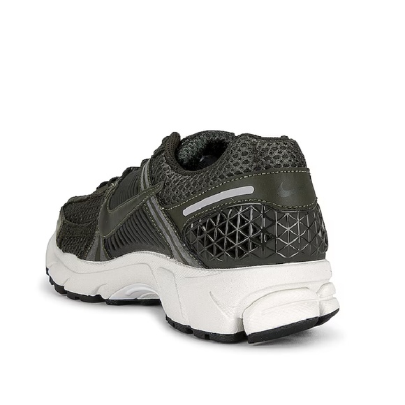 NIKE ZOOM VOMERO 5 - Picture 2 of 4